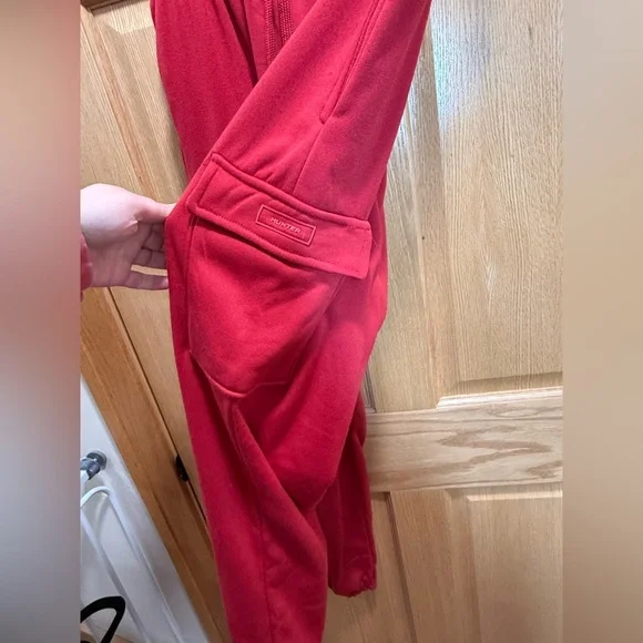 Hunter Sleepwear Red Lounge Set V-Neck Sweatshirt & Cargo Joggers Small NWOT - Picture 10 of 13